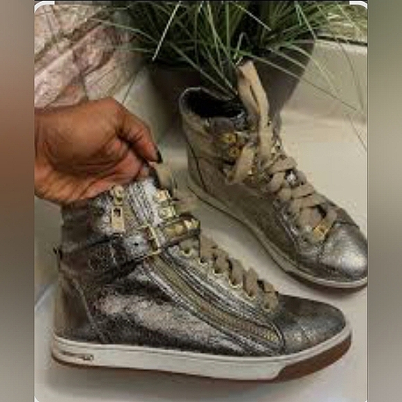 Michael Kors Gold Sneakers with Sleek Design - Picture 16 of 16